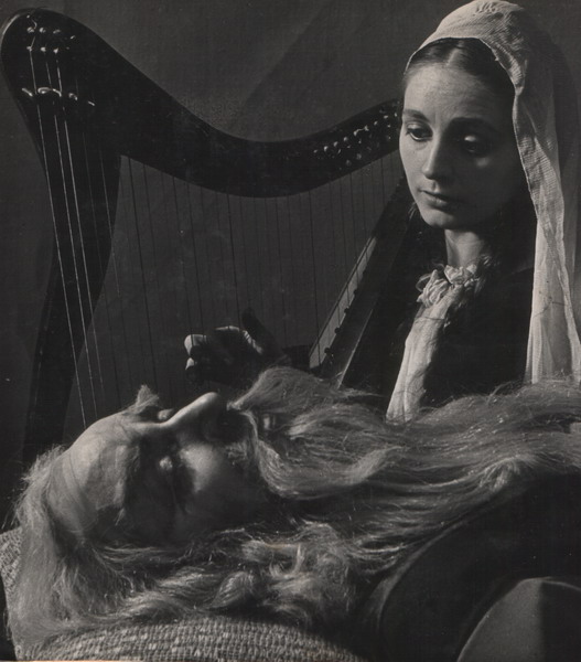 Alan and Mechthild Harkness. Lear and Cordelia from Great Moments in Shakespeare Alan and Mechthild Harkness. Lear and Cordelia from Great Moments in Shakespeare